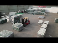 الحاجز الدفاعي يتم شحنه في حاويات