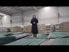 أربعة عشر حاوية من الحواجز الدفاعية