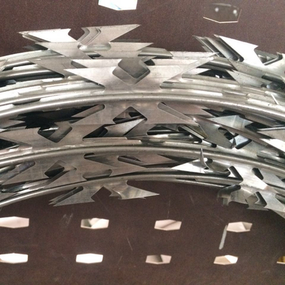 أسعار تنافسية معدنية الحلاقة سلك عاري Concertina سقف الحماية الشائكة