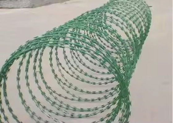 سلك شائك كونسرتينا ذو ملف واحد سلك شائك أخضر داكن من الحديد المطلي