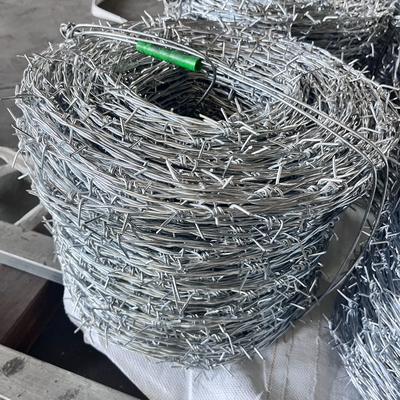 مصنع حار غطس السلك الشوكي المسالك للشبكة الأمن السياج 12.5 مقياس 18 مقياس PVC مغلفة السلك الشوكي الحديدي