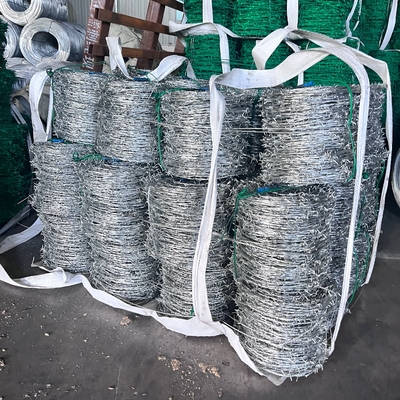 مصنع حار غطس السلك الشوكي المسالك للشبكة الأمن السياج 12.5 مقياس 18 مقياس PVC مغلفة السلك الشوكي الحديدي