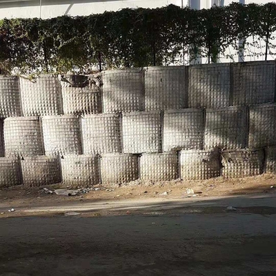 القماش الجيوتيكسيتيل القابل للتراص غطاء خضراء الزيتون أو الرمال اللون المطاوئ غابيون سلة الأسلاك الشبكة سلة دفاعية الحاجز العسكري