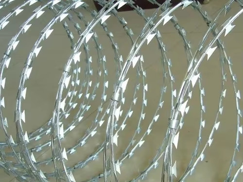المبارزة الأمنية المجلفنة الأسلاك الشائكة مع مقاطع الصليب