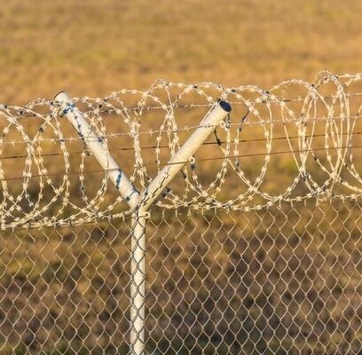 سلك شائك بشفرات حلاقة، سلك شائك بشفرات حلاقة من الفولاذ المجلفن، 18 بوصة، 1 لفة، 50 قدم لكل لفة، CBT-65